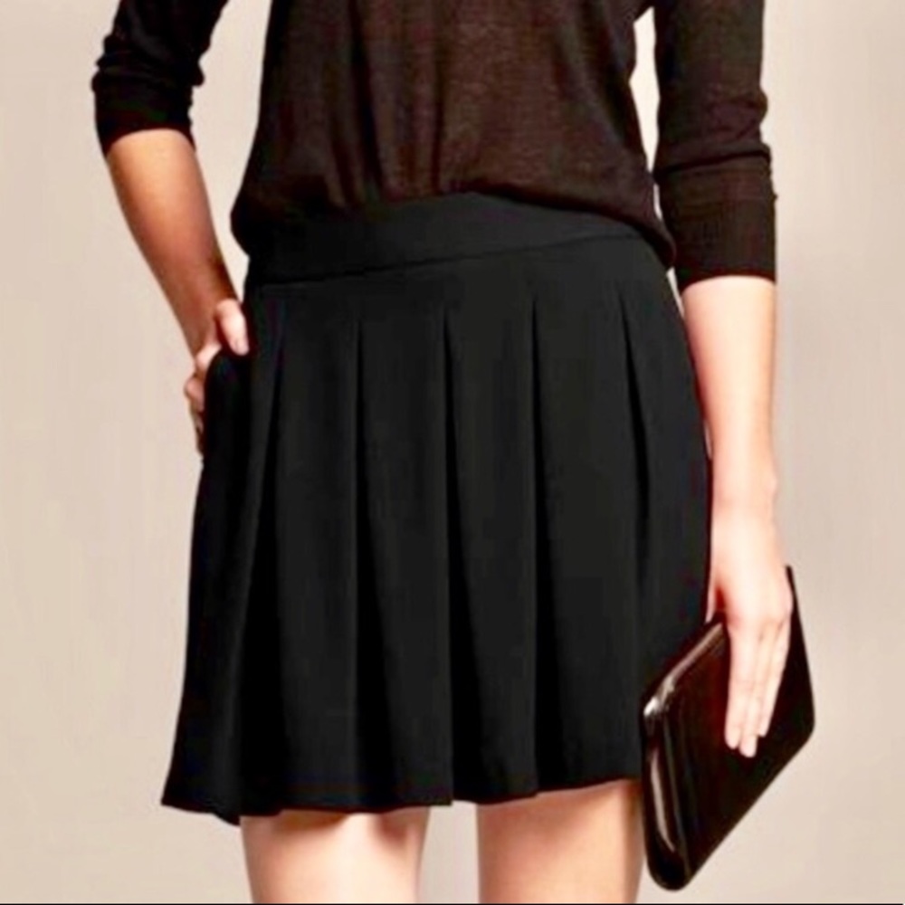 Banana Republic NWT black box pleat skirt size 4